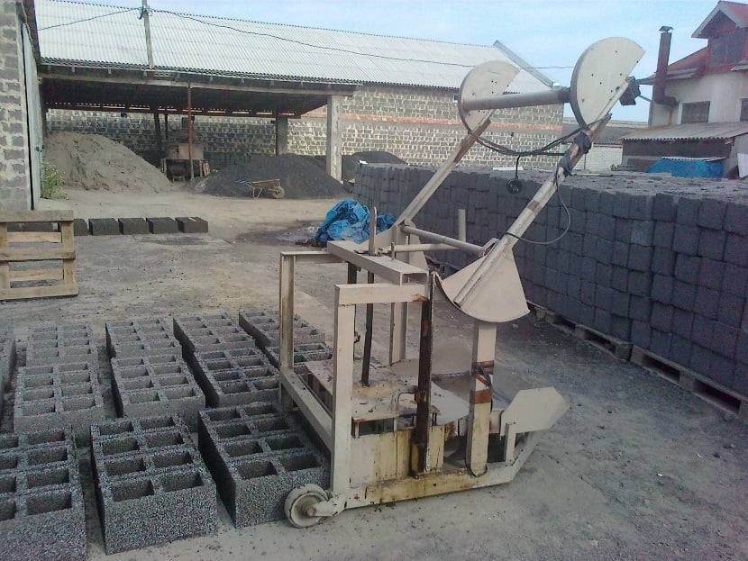 Устройство мини-завода по выпуску керамзитобетонных блоков