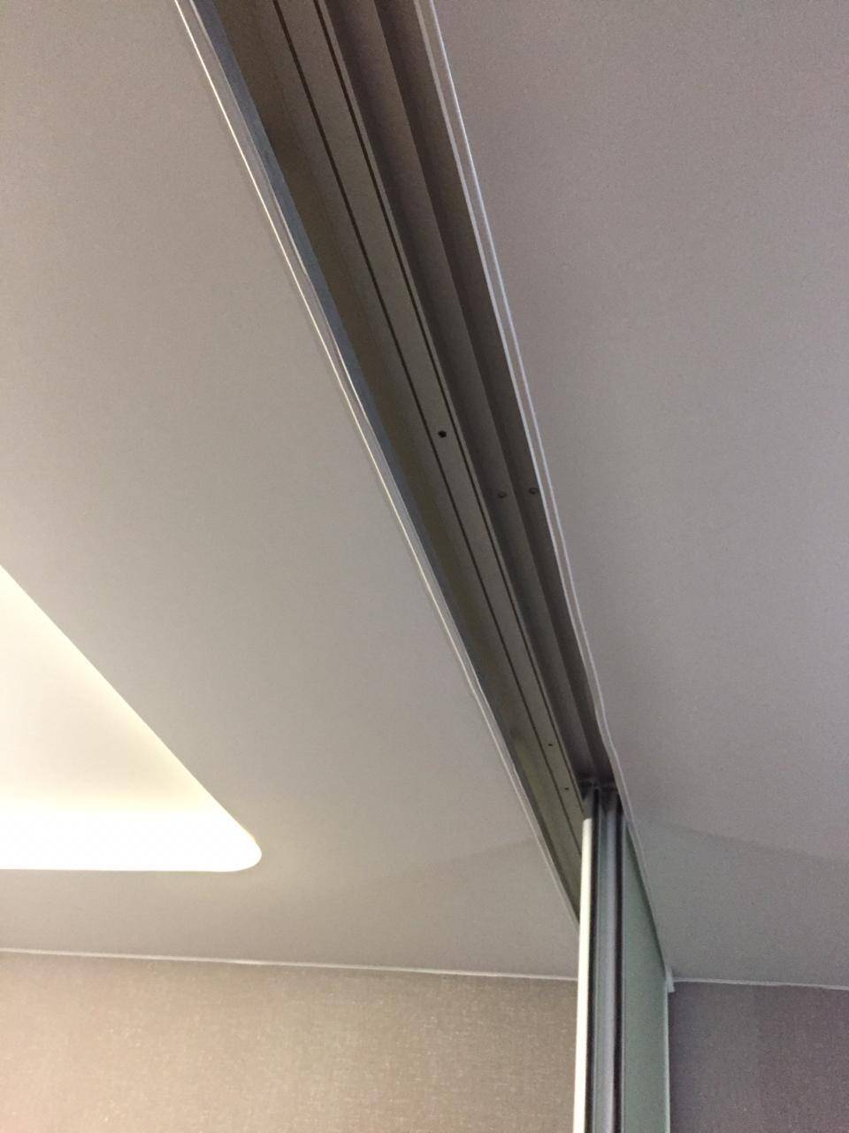 Как сделать нишу под карниз в натяжном потолке?