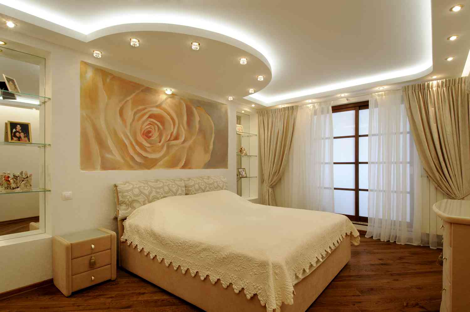 Натяжной потолок в спальне: дизайн