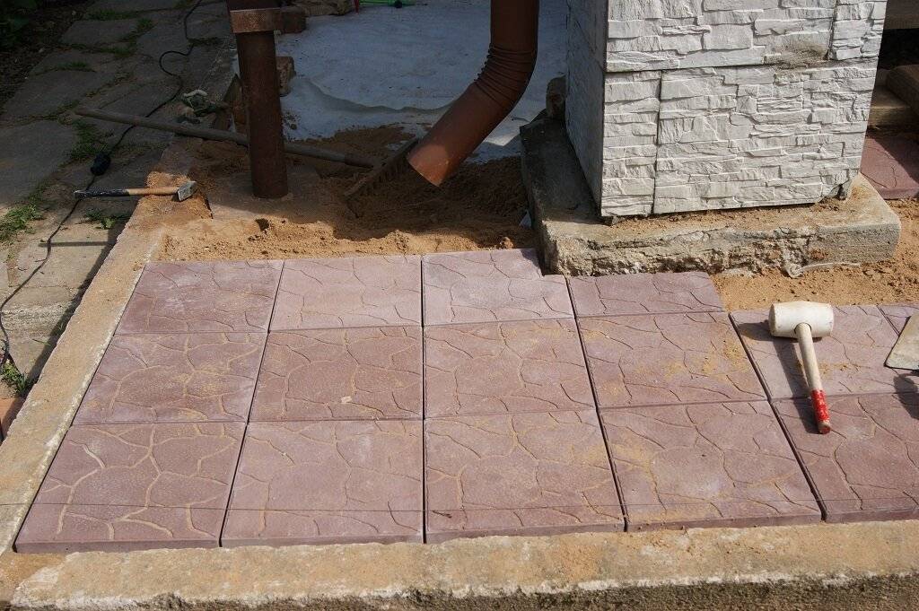 Тротуарные бетонные плиты: методы производства, укладка