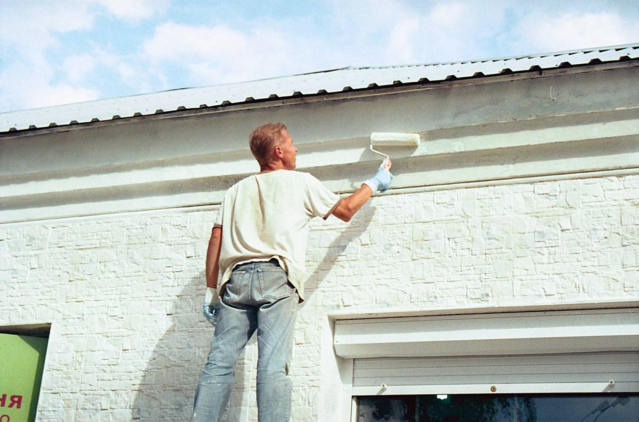 Покраска дома фасадной краской - выбор инструмента и технология проведения работ