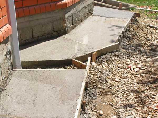 Как заливать бетон: можно ли частями простая инструкция, фото