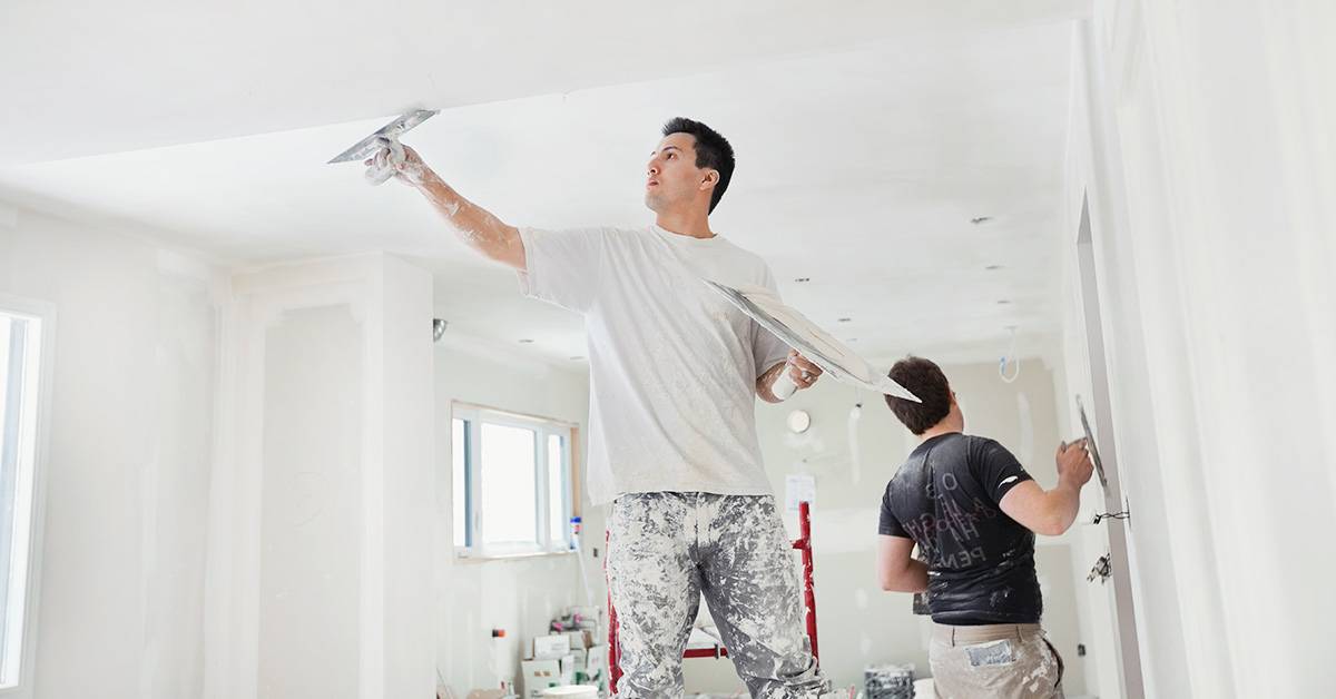 Как выровнять потолок в квартире и доме своими руками с помощью шпаклевки, гипсокартона, штукатурки, и правильная работа с деревянным покрытием