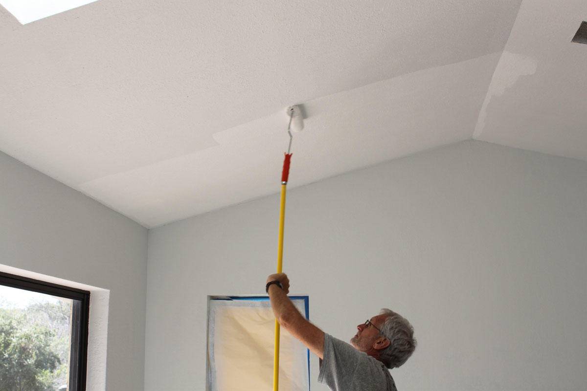 Пятна на потолке после покраски: как исправить разводы и другие дефекты
