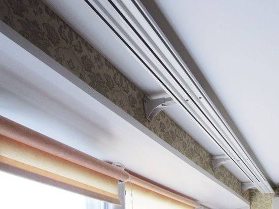 Как повесить карниз для штор на стену или потолок (натяжной) (20 фото)