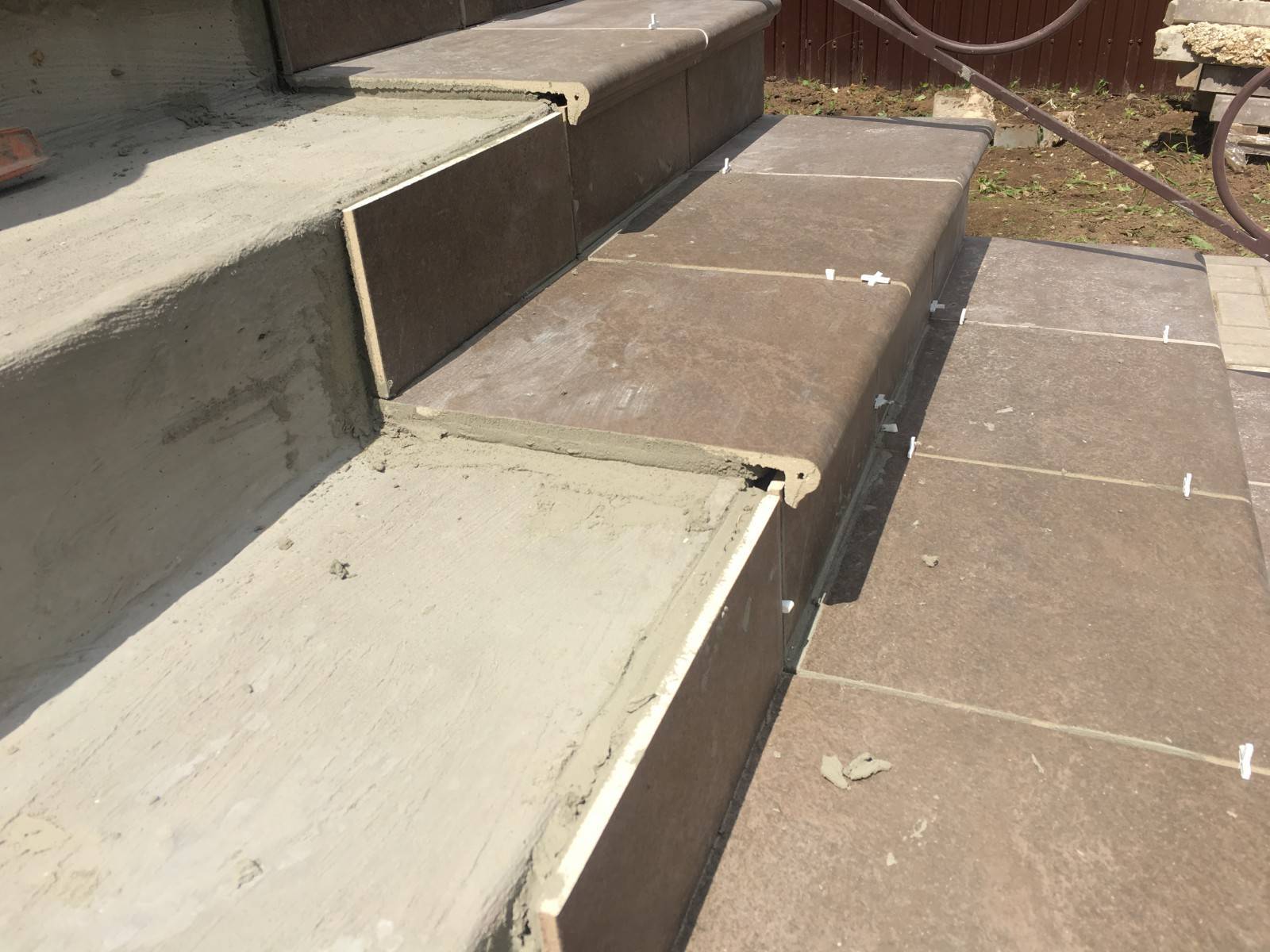 Укладка клинкерной плитки на ступени крыльца на улице