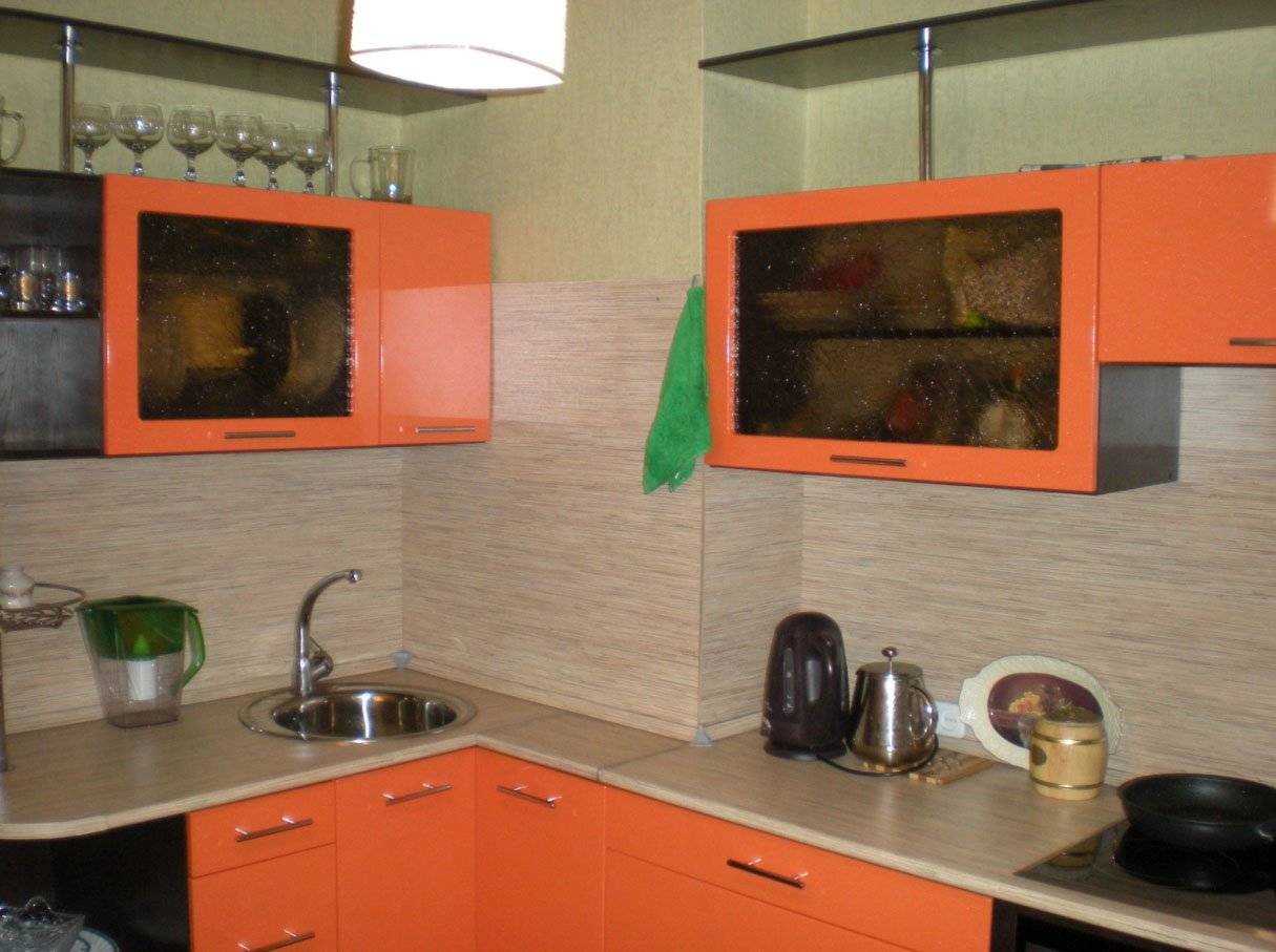 Особенности дизайна кухни с вентиляционным коробом при входе