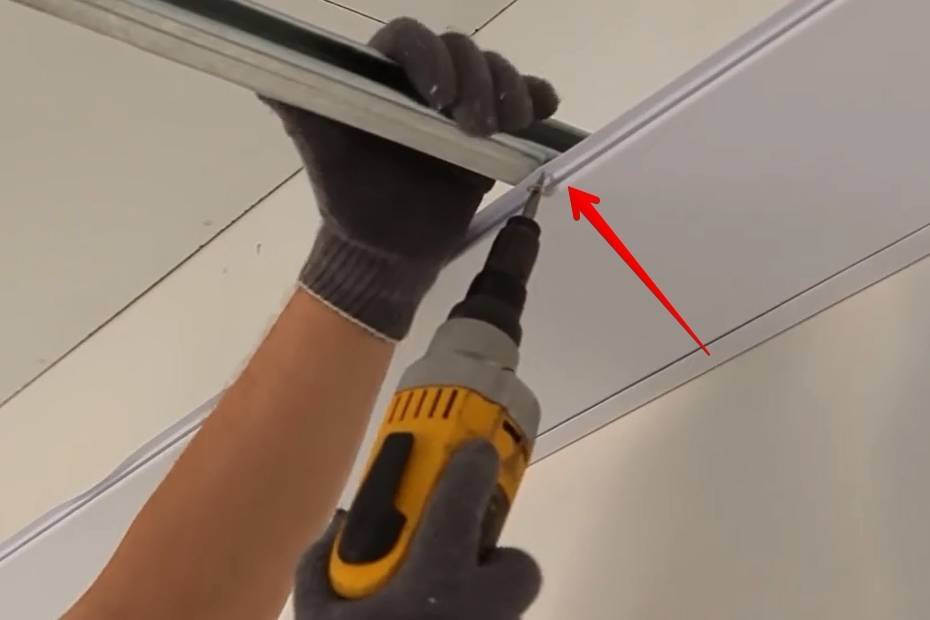 Крепление панелей пвх на потолок: как приклеить и крепеж пластиковых, видео