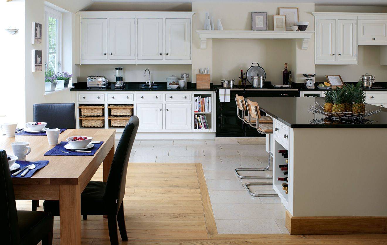 Комбинированный пол на кухне — плитка и ламинат
