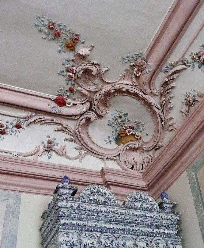 Декоративная лепнина на потолок - какая она бывает и как ее крепят?