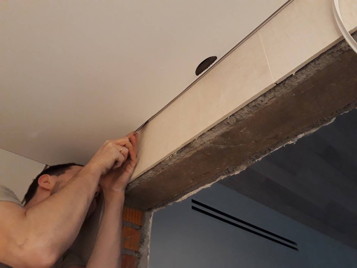 Порвался натяжной потолок: что делать, как починить, если он порвался или лопнул возле люстры, как рвется