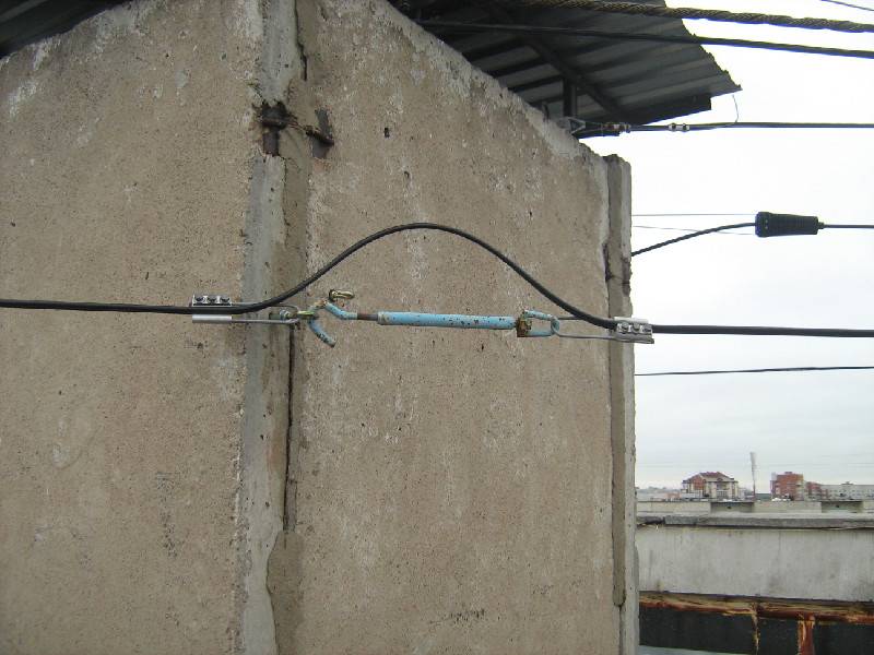 Прокладка кабеля на тросе к дому, гаражу, монтаж и установка