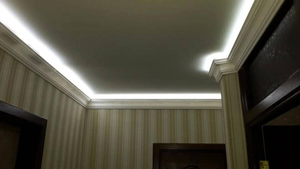 Плинтус с подсветкой напольный и потолочный: выбор и монтаж (фото)