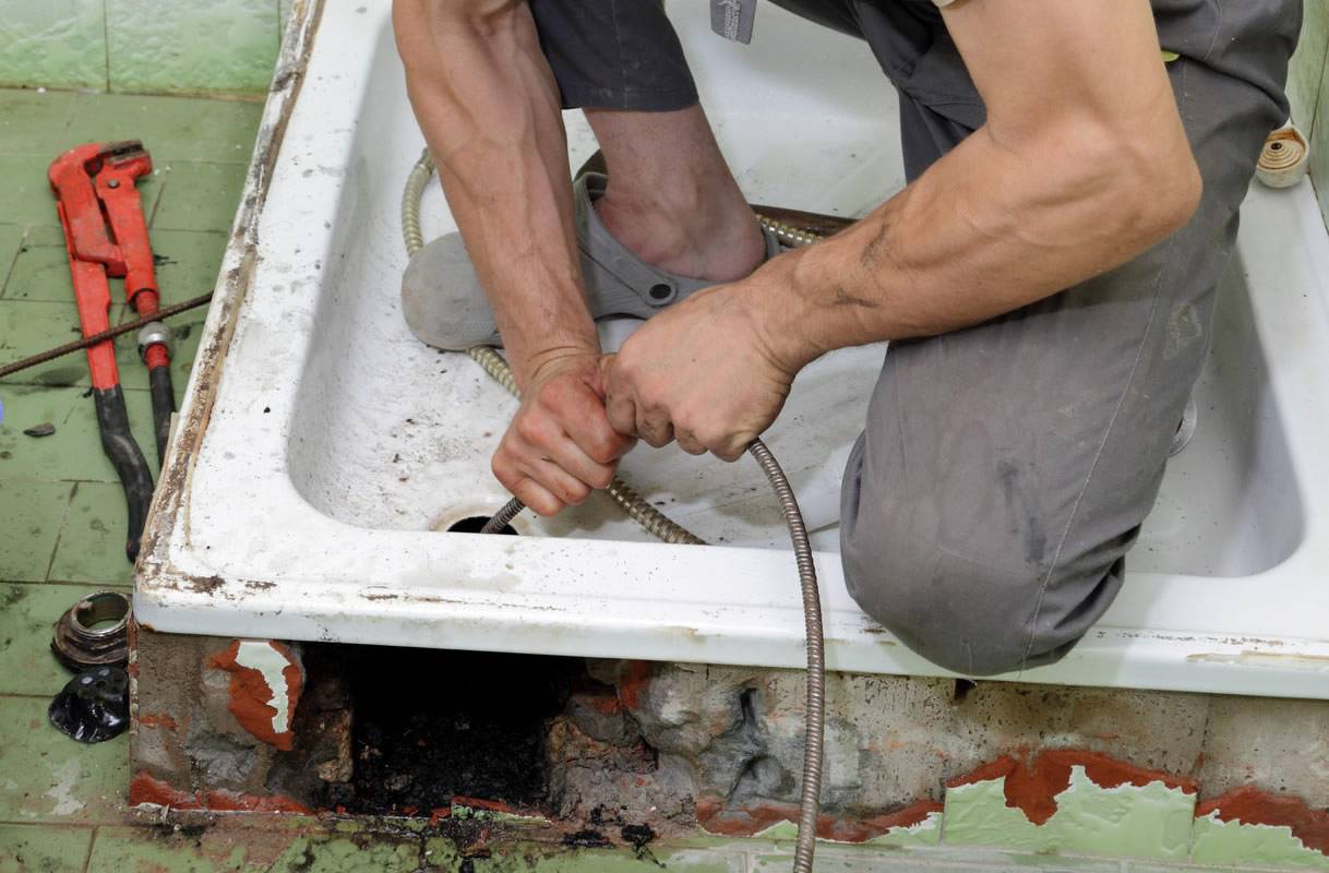 Прочистка канализации в частном доме своими руками: как пробить засор?