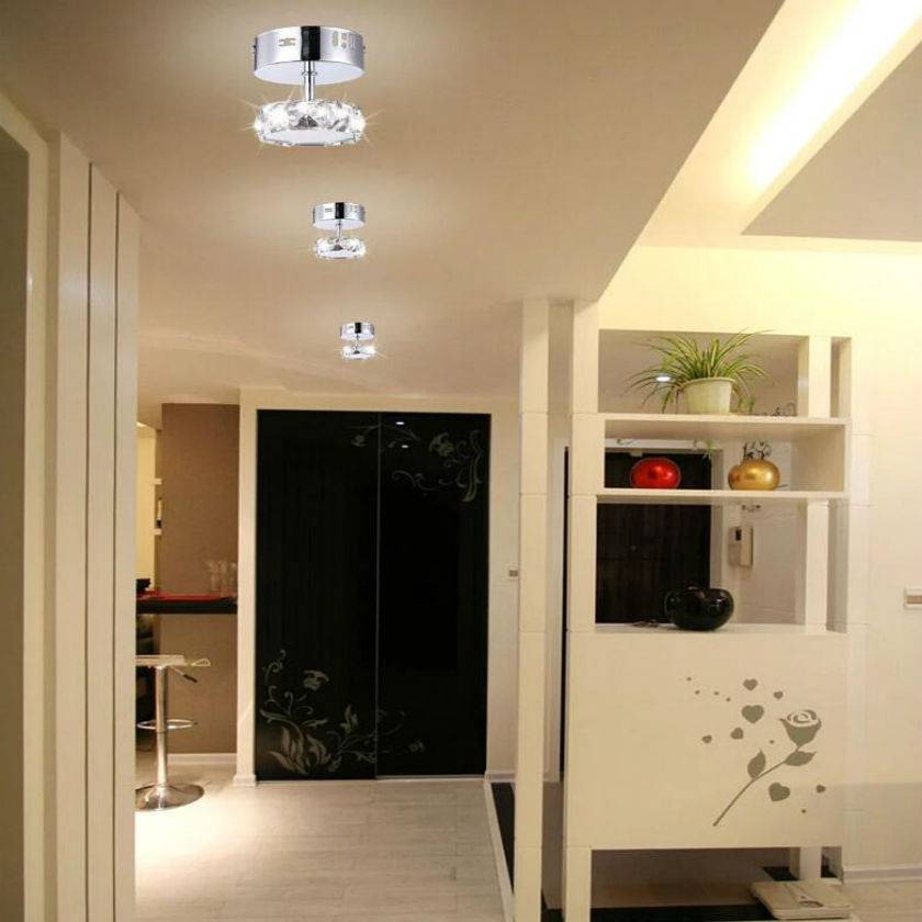 Освещение в коридоре потолочное и естественное, подсветка длинной и узкой прихожей в квартире и доме, светодиодные лампы и люстры в интерьере