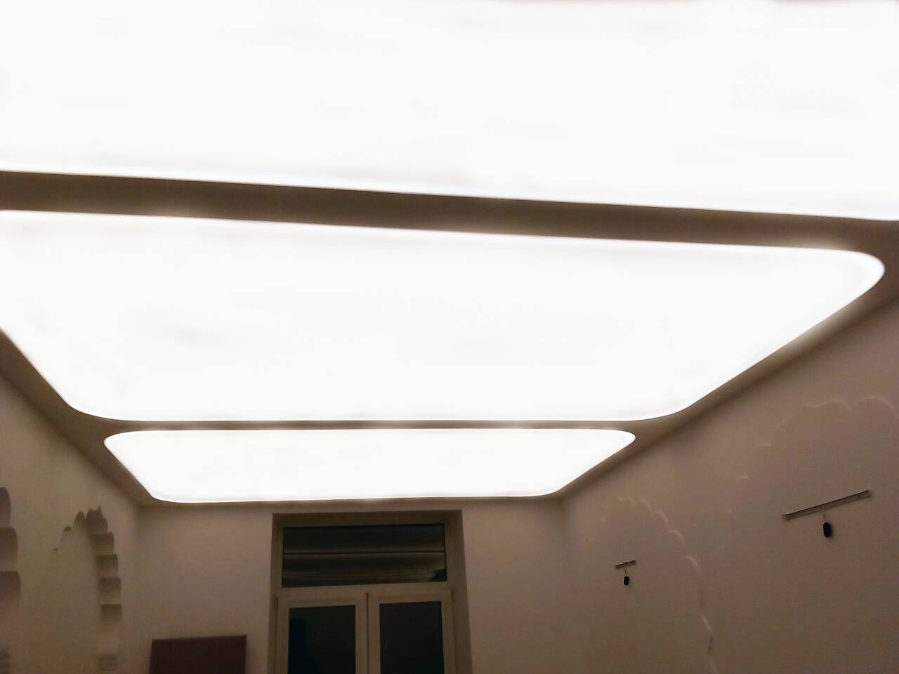 Особенности полупрозрачных натяжных потолков со светодиодной подсветкой