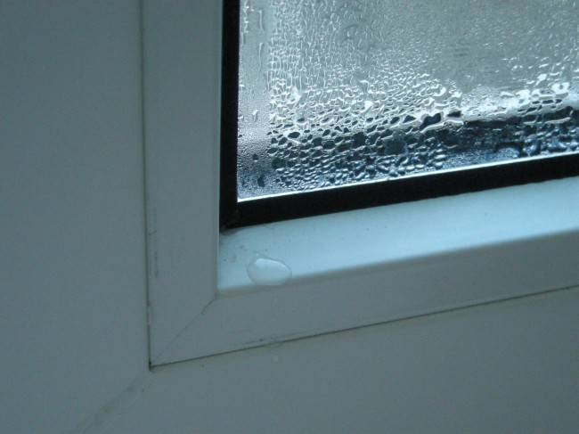 Причины появления и борьба с конденсатом на пластиковых окнах: обзор