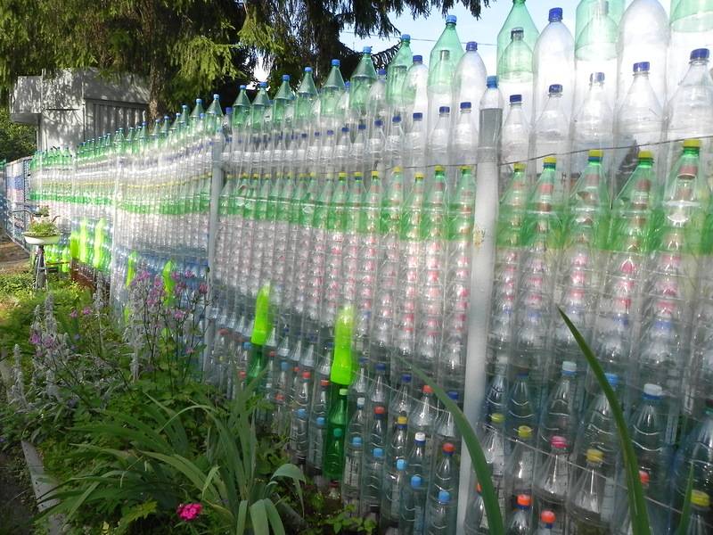 Забор из пластиковых бутылок: как, где и зачем?