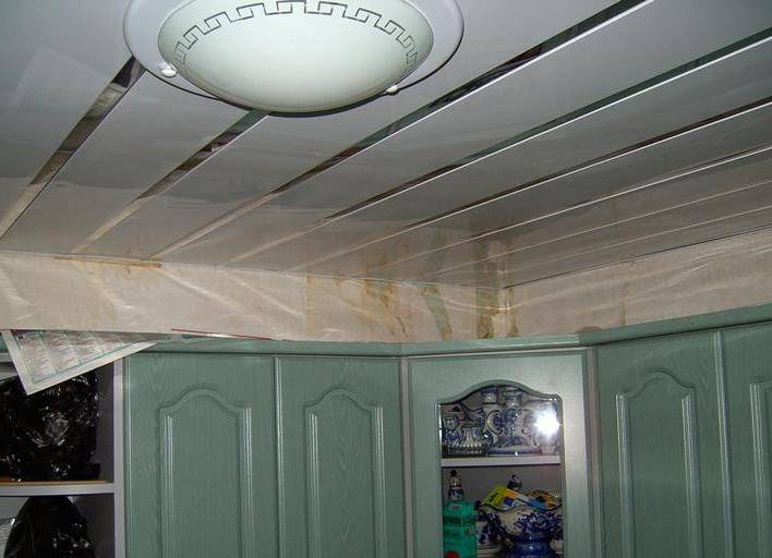 Реечный потолок на кухне: 20+ реальных фото примеров