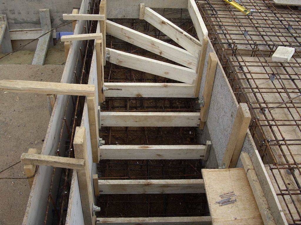Как залить ступеньки бетоном: подготовка и облицовка