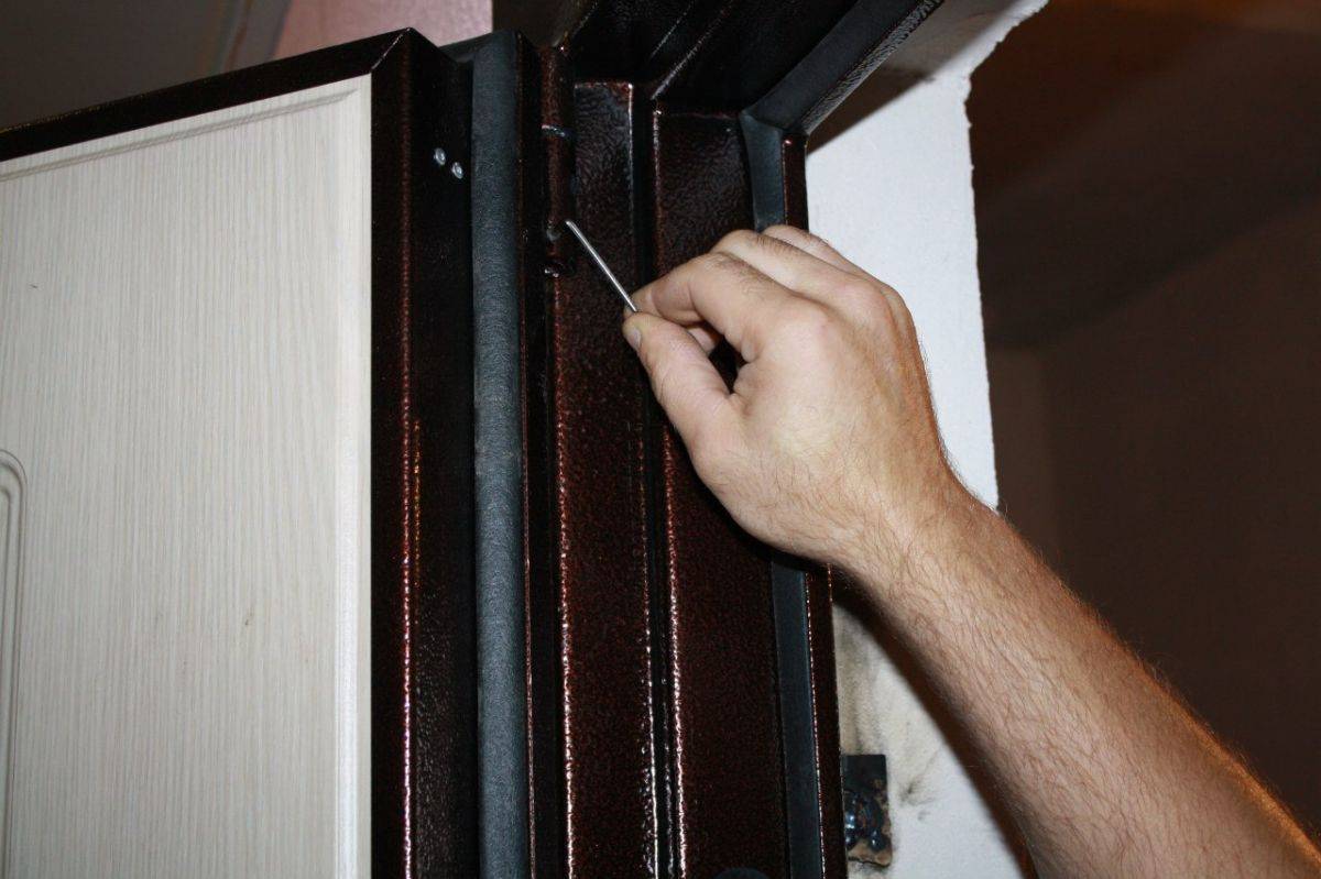 Как отреставрировать входную железную дверь — причины ремонта и материалы