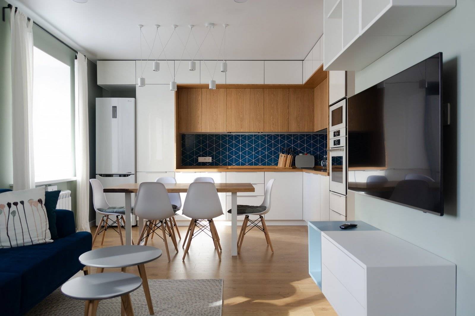 Кухня-гостиная 25 кв. м: дизайн, фото с зонированием, в студии, классика с диваном, совмещение в одной комнате, интерьер, проекты