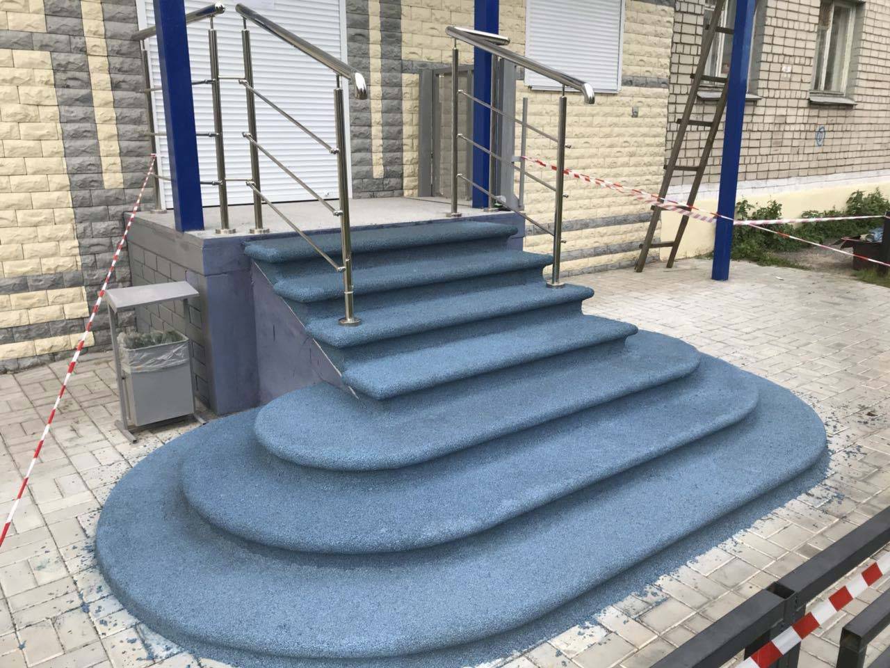 Уличные ступени для крыльца из бетона, дпк, дерева, пластика, металла и керамогранита - преимущества всех видов с наглядными фото!