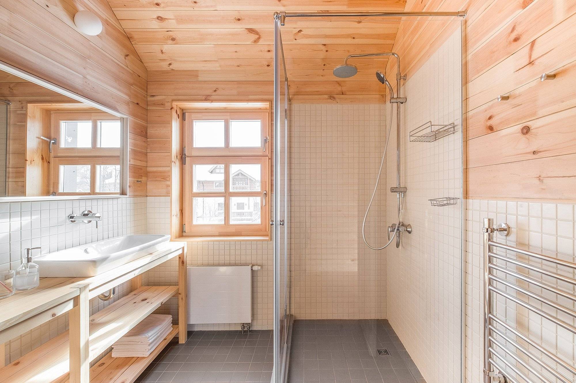 Организация ванной комнаты в деревянном доме: дизайн и важные моменты
