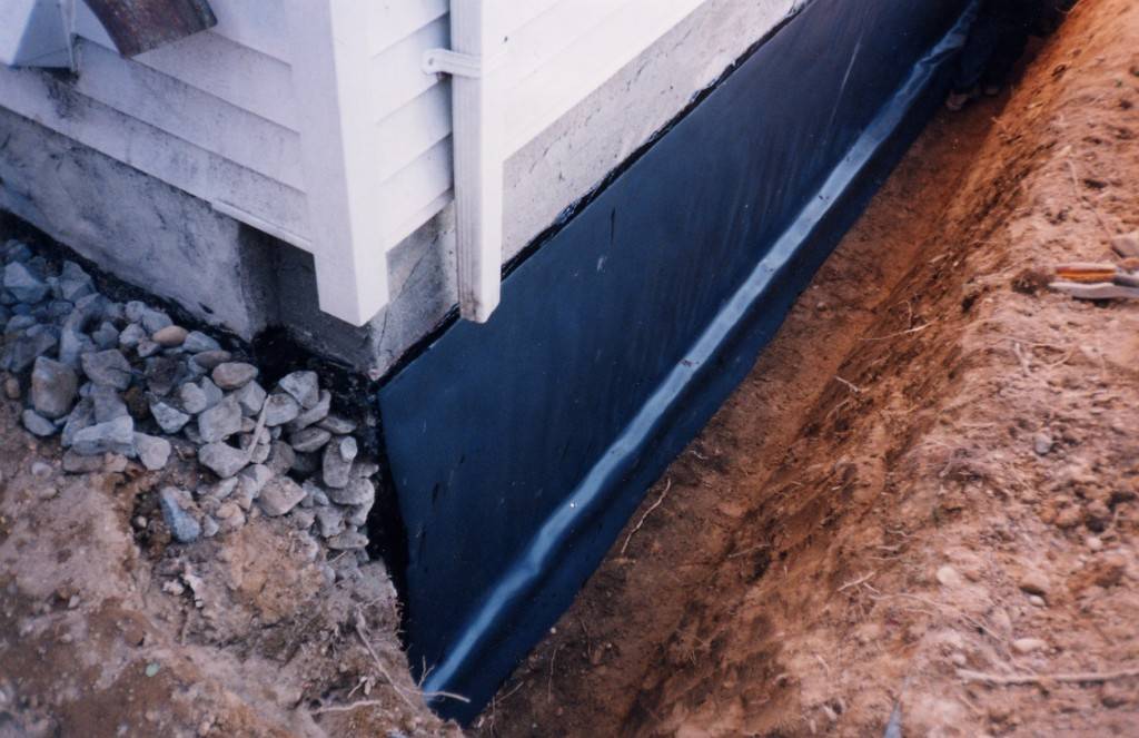 Гидроизоляция цоколя: чем обработать фундамент снаружи и изнутри, чем покрыть сверху для защиты от воды, как сделать изоляцию от влаги в уже построенном доме?