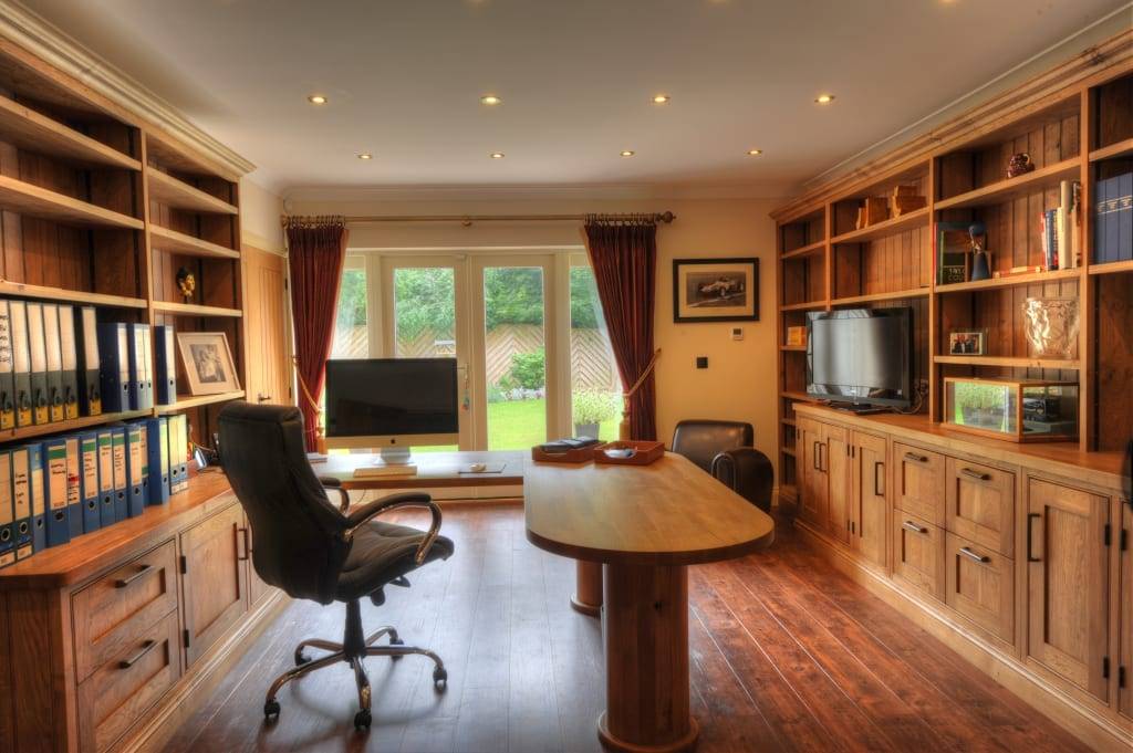 Какой дизайн интерьера выбрать для кабинета в доме?