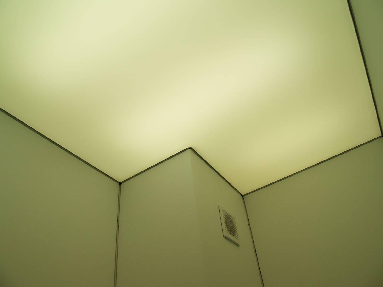 Натяжной потолок с подсветкой (150 фото): лучшие новинки дизайна со светодиодной лентой, точечными светильниками и лампами дюралайт