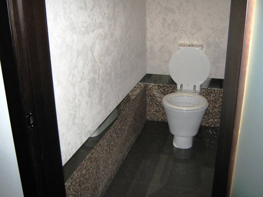 Обои в туалете: виды, идеи, комбинирование, поклейка, 60 фото в интерьере