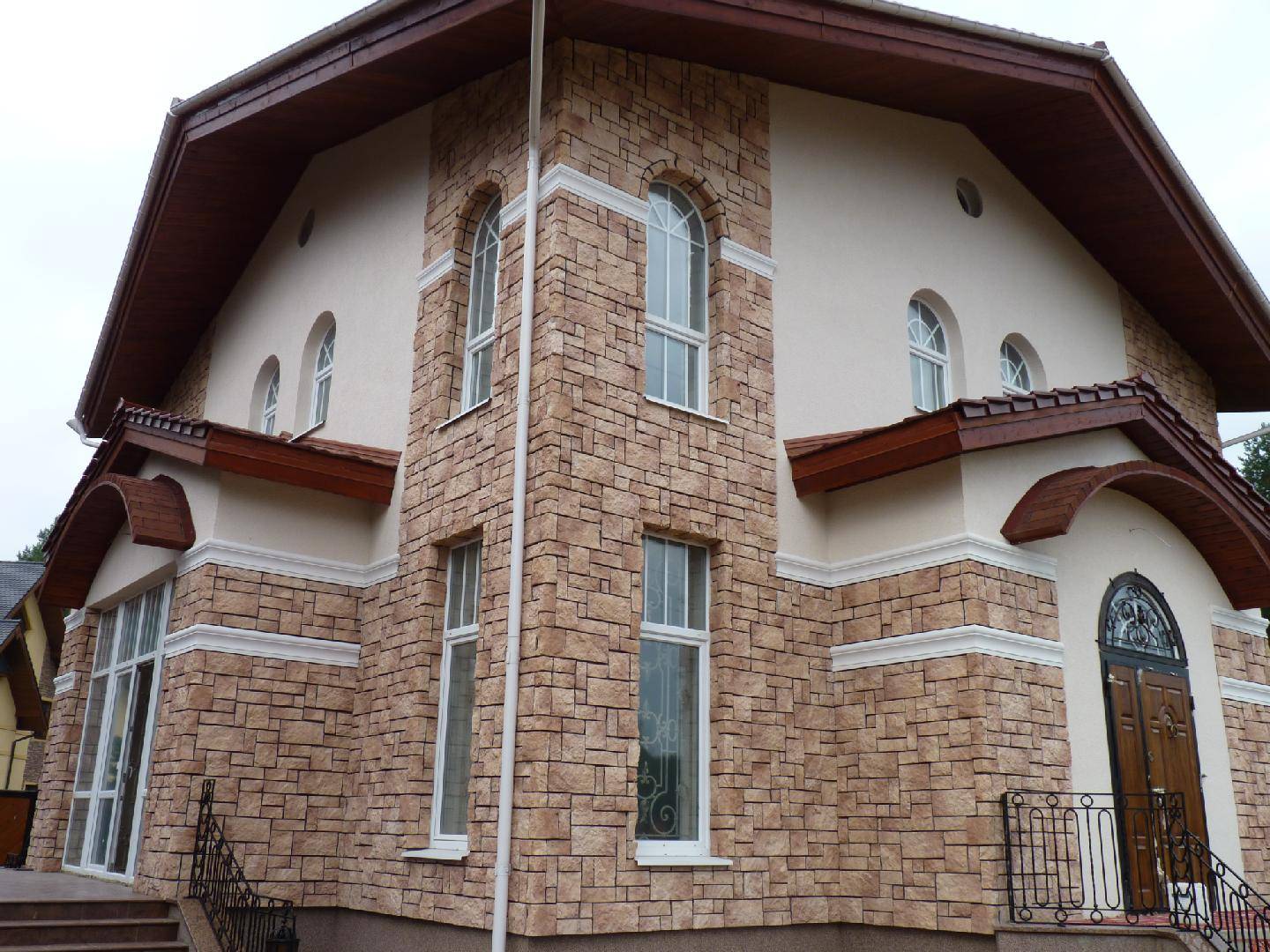 Популярные виды фасадных панелей: ю пласт, доломит, террактовый wandstein и облицовка с мраморной крошкой