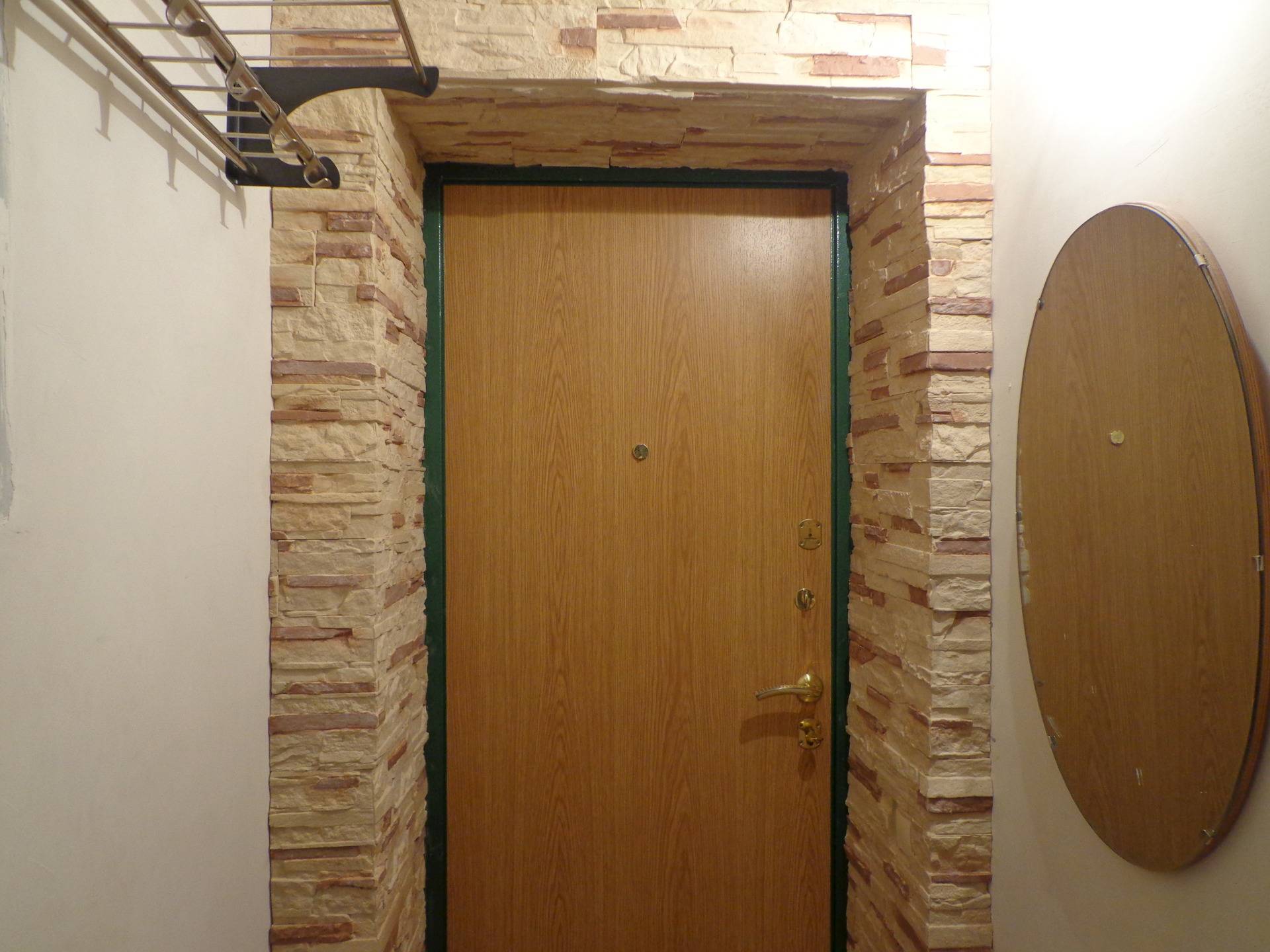 Порядок работ по отделке входной двери декоративным камнем