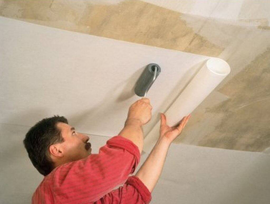 Как клеить обои на потолок своими руками: подробная пошаговая инструкция