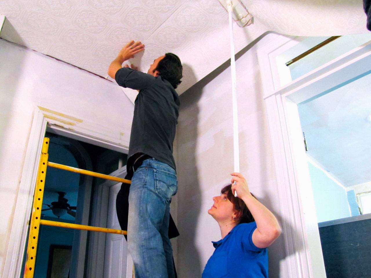 Как поклеить обои на потолок - подробная инструкция!