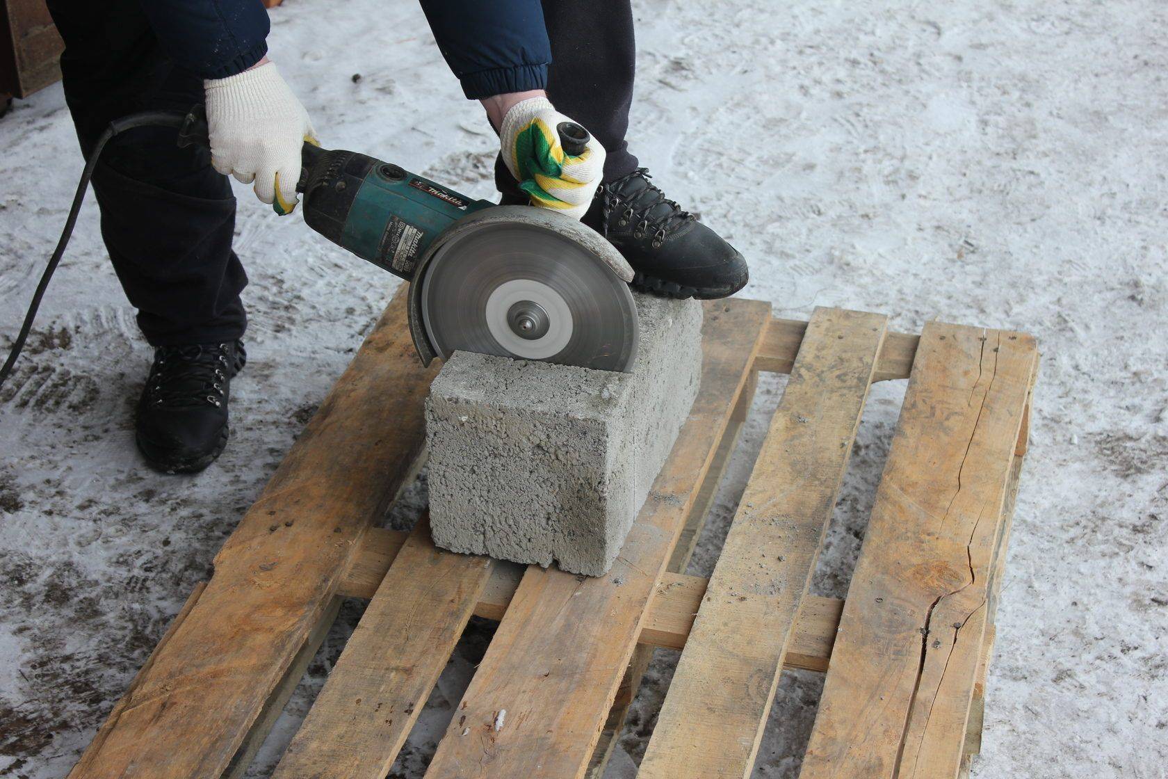Какими способами можно разбить или распилить бетонный блок своими руками?