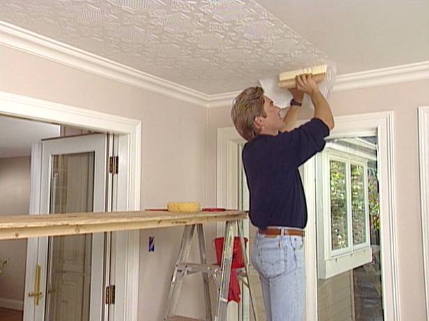 Как клеить обои на потолок из гипсокартона легко и без заморочек