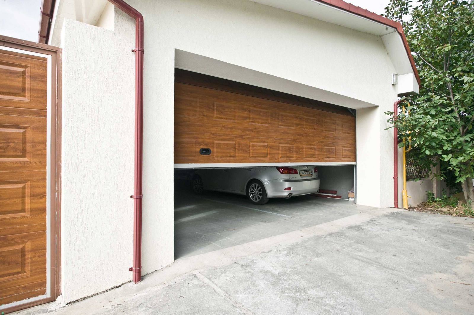 Чем обшить гараж снаружи самостоятельно: материалы для наружной отделки