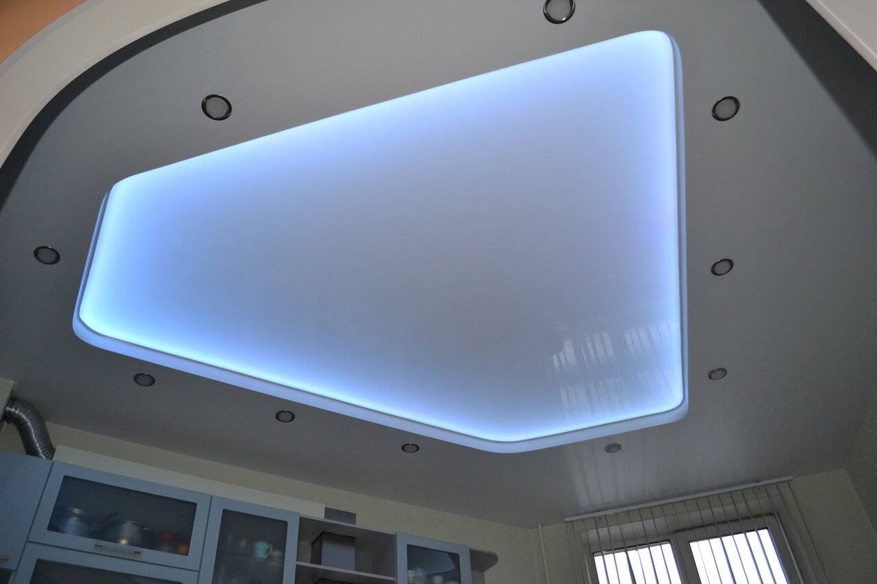 Полупрозрачный натяжной потолок с подсветкой — прозрачная поверхность