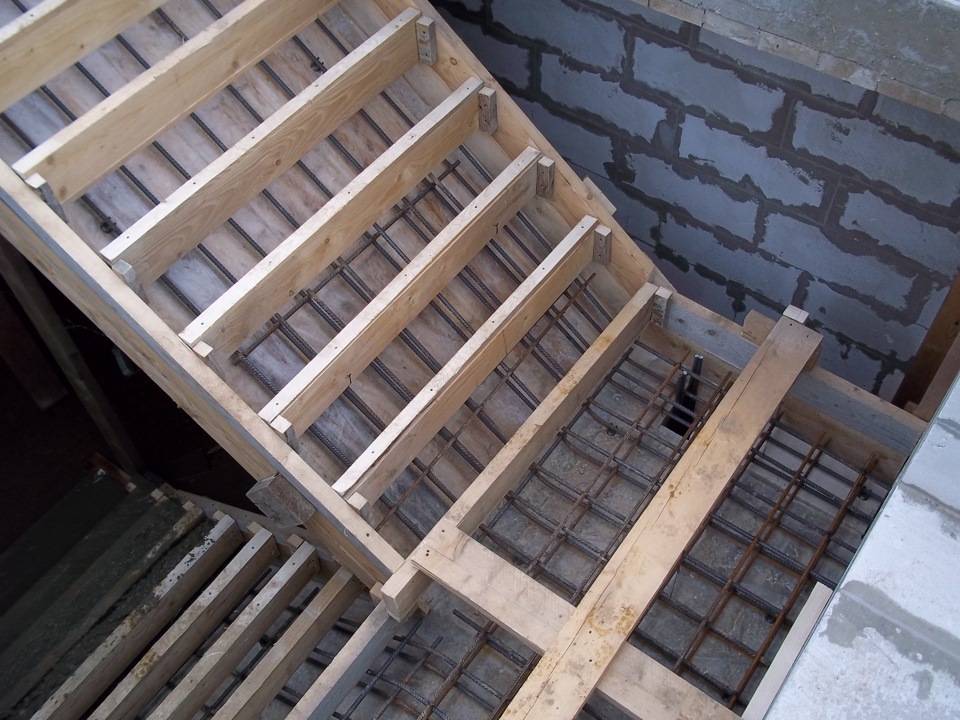 Бетонная лестница своими руками: инструкция (видео и фото)