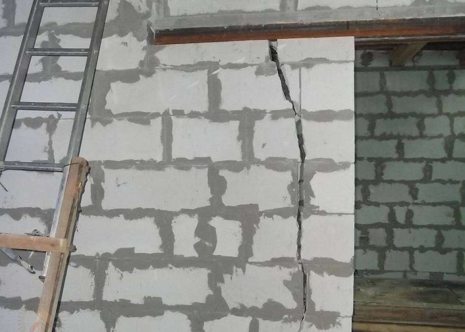 Трещины в газобетонных стенах под окнами: причины