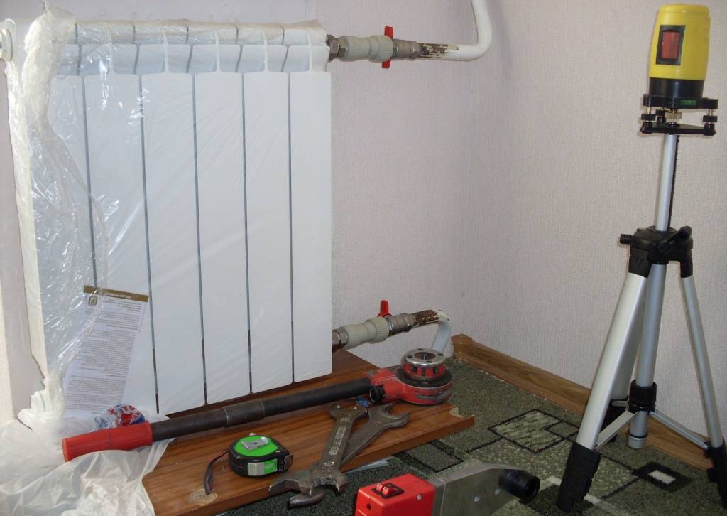 Монтаж радиаторов отопления: в доме или квартире, схемы и подключения своими руками
