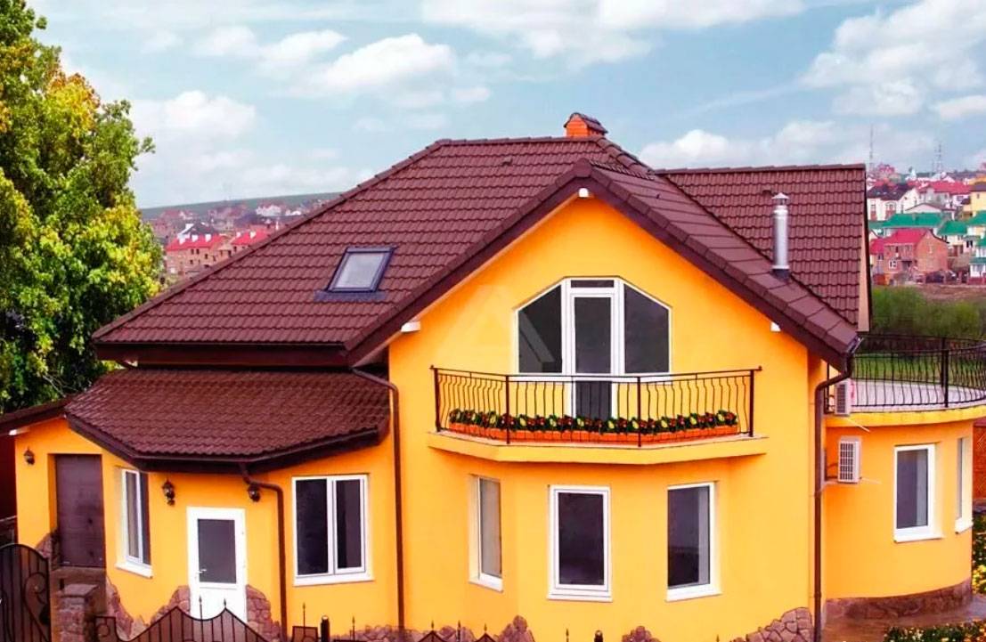 В какой цвет покрасить фасад дома снаружи, если крыша зеленая, коричневая или синяя
 - 23 фото