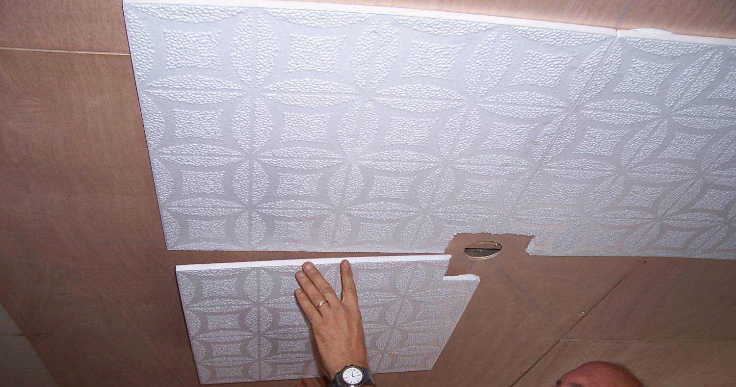 Бесшовная потолочная плитка: инструкция, как сделать своими руками, фото и видео