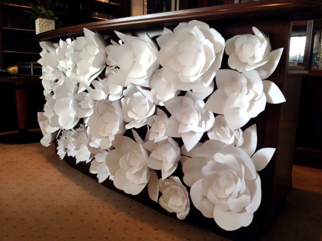 Большие цветы из гофрированной бумаги - своими руками для украшения зала - фото, видео схемы