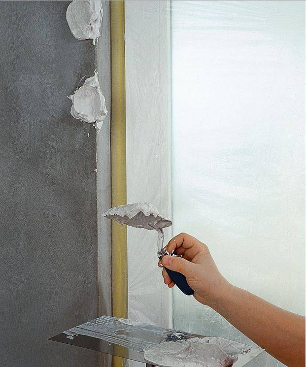 Подготовка к поклейке обоев. как правильно шпаклевать стены?