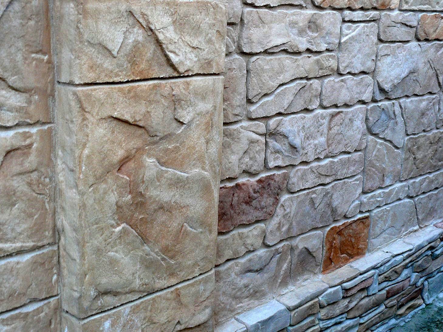 Декоративная штукатурка под камень: разновидности, эффект, фото имитации кладки в интерьере, инструкция по отделке своими руками стен в помещении