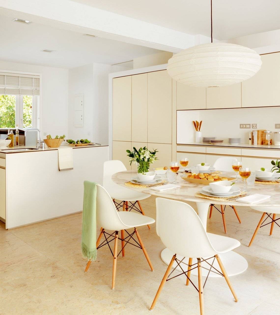 Светлая кухня в современном стиле: белая, бежевая и серая, особенности интерьера, как оформить дизайн, как выбрать мебель, освещение и декор, фото с примерами