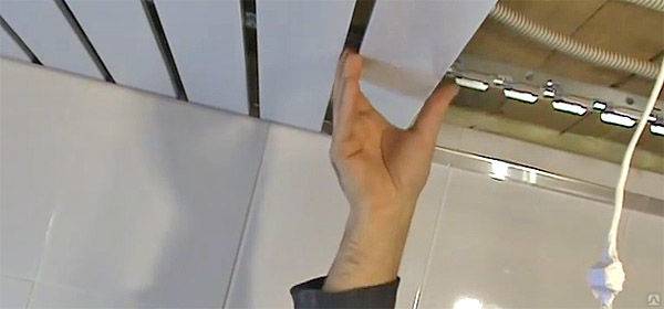 Как разобрать реечный подвесной потолок своими руками в ванной